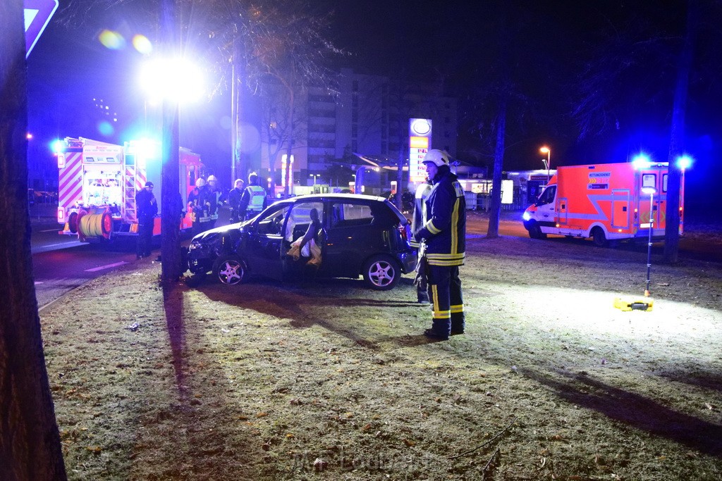 VU PKW Baum Koeln Deutz Deutz Kalkerstr P18.JPG - Miklos Laubert